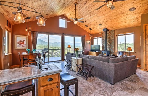 North Fork Apartment | 28 Mi to Yosemite: Lovely Mtn Cottage w/Deck!