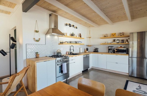 Joshua Tree Cabin | 2BR Desert Cabin | Hot Tub | Near Park + Town