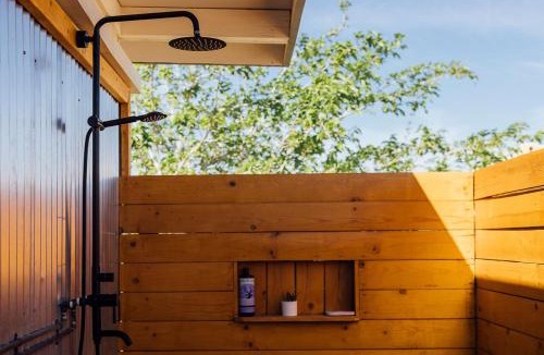 Joshua Tree House | 2BR Desert Cabin l Hot Tub l 4 Miles to National Park l 1 Mile to Town