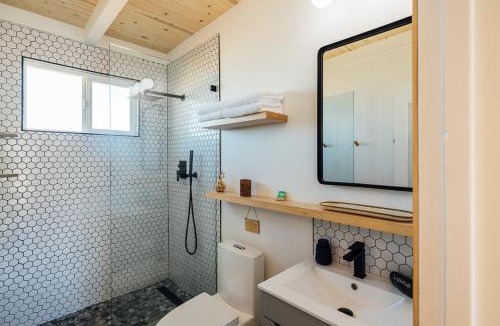 Joshua Tree House | 2BR Desert Cabin l Hot Tub l 4 Miles to National Park l 1 Mile to Town