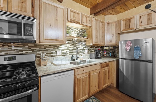 Woodlands Cabin | 3 Bears - *NEW* Fireplace, Smart TV, Gambrel style cabin