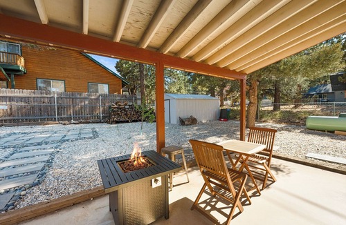 Woodlands Cabin | 3 Bears - *NEW* Fireplace, Smart TV, Gambrel style cabin