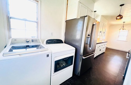 Los Angeles House | 3 bed 3 full bath 5 min to SOFI: BBQ, Backyard Dining, Free Easy Parking