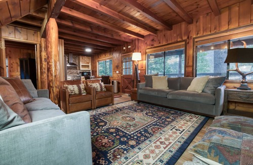 Truckee Cabin | 3 bedroom, 2 bath Sleeps 8 adults Direct Lake Access DLR#041 w/Hot Tub