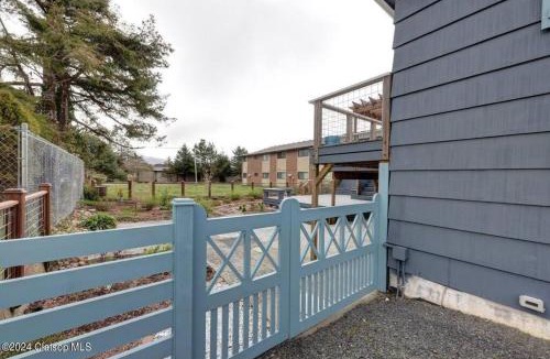 Seaside Ski Chalet | 3 Bedroom Beach Oasis - HOT TUB - Pet Friendly