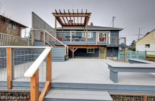 Seaside Ski Chalet | 3 Bedroom Beach Oasis - HOT TUB - Pet Friendly