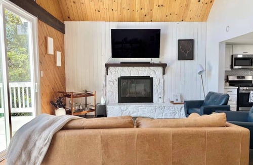 Arrowhead Villas Cabin | 3-bedroom cabin in Lake Arrowhead w/Forest View/EV Charger/Pet Friendly!