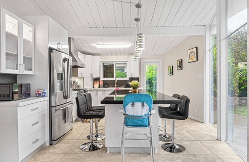 Palo Alto House | 3-bedroom house in charming Palo Alto with backyard/playground/tent