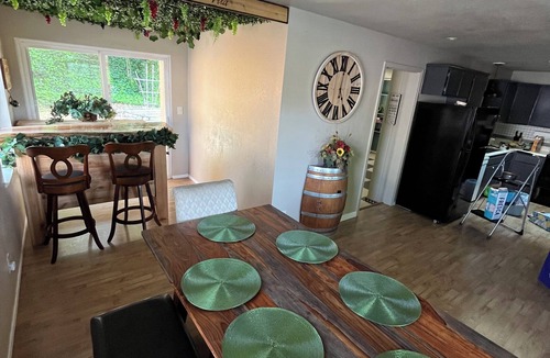 Grants Pass House | 3‑BR Grants Pass Homestead