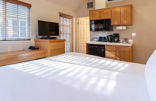 Napa Hotel | 3 Chic Studios | Kitchen | Pool | Free Parking | Napa Opera House – 1.2 miles