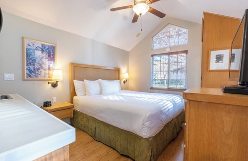 Napa Hotel | 3 Chic Studios | Kitchen | Pool | Free Parking | Napa Opera House – 1.2 miles