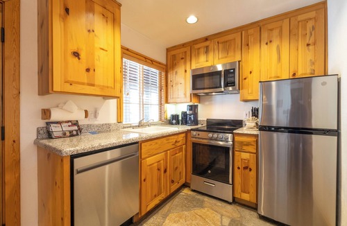 Tahoya Shores Hotel | 3 Units Studios | Lakeside Tahoe Lodge | Kitchen & Free Parking