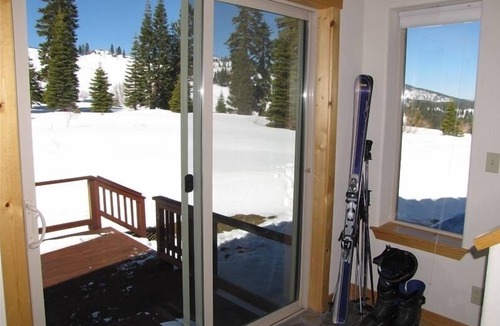 Truckee House | 3000sf 4BR+ Ski-in Ski-Out, Views, AC & free EV charging!