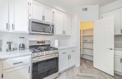 Palmdale House | 30nights min｜Mainfloor Bedroom｜Pet Allowed｜Remote Lock｜Garage Access #42183