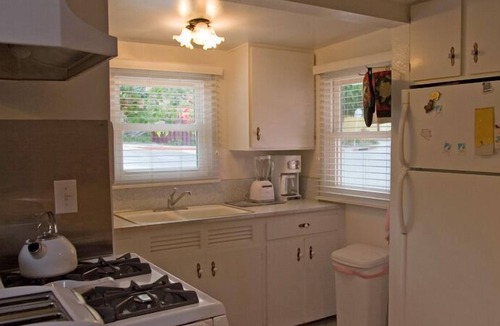 Avalon House | 358S: Charming Cottage, Spacious Front Porch & Patio, BBQ, WIFI - 358 Sumner Ave