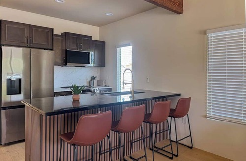 Brawley House | 3bd3ba*Kingbeds*New*75" TV*Full Kitchen*W/D