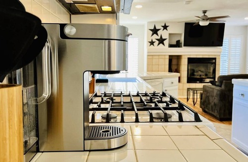 Townsite Condo | 3BR Beachy Condo | Blocks to Beach | Gated Parking