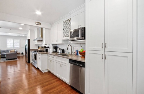 Baldwin Park House | 3BR California Retreat: King & Queen Beds, Bathtub, Backyard BBQ, and On-Site Laundry