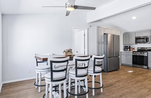 Holiday Shores House | 4 BDR 2 mins from the River- Sleeps 12