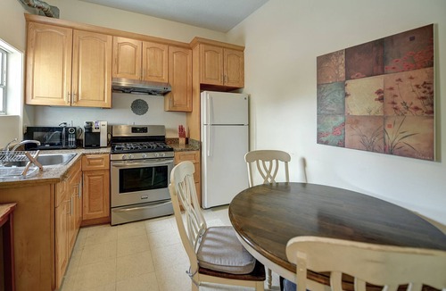 Cow Hollow Apartment | 4 Bedroom flat in ideal location by upscale shops, cafes. Fast WiFi