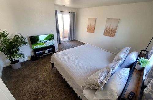 Mid-Wilshire Apartment | 4 Bedrooms & 2.5 Bathrooms in LA
