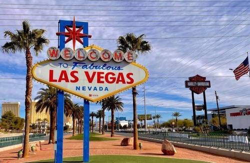 Gateway District House | 4 Relaxing Suites Near The Neon Museum, 2 Pools, Game Room, Onsite Parking!