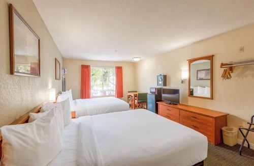 San Clemente Hotel | 4 Rooms | Steps to Beach, Pier & San Clemente Cultural Center | 2 Queen Beds