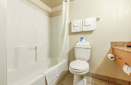 San Clemente Hotel | 4 Rooms | Steps to Beach, Pier & San Clemente Cultural Center | 2 Queen Beds