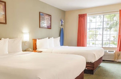 San Clemente Hotel | 4 Rooms | Steps to Beach, Pier & San Clemente Cultural Center | 2 Queen Beds