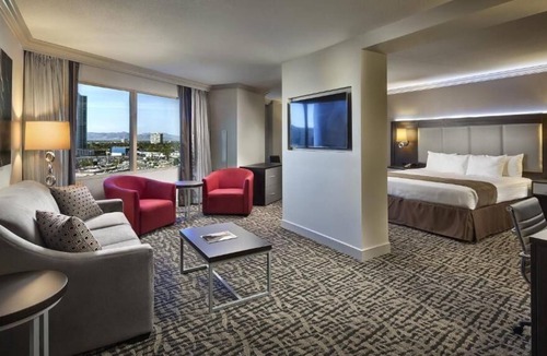 Gateway District House | 4 Spacious Suites, 2 Pools, Casino, Onsite Parking, Near The Neon Museum!