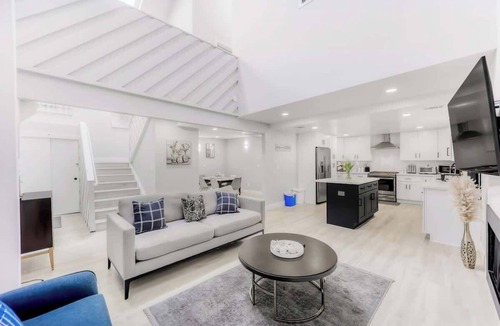 Menlo Park Condo | 497-Upscale Home w/AC & Patio near Meta & Stanford