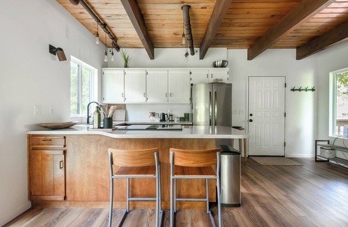 Neskowin House | 5 min walk to beach. Gorgeous outdoor sauna, stylish interior, pet friendly.