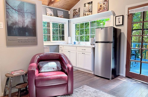 Guerneville Cottage | 5 STAR! Russian River Romance~Hot Tub Fire Table Dog–Guerneville Cottage