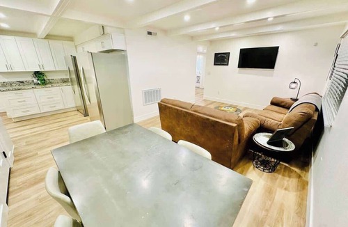 West University House | 6-Bedroom/3-Bath/Sleeps16/Pet OK
