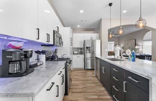 River Mountain House | 6BR Funhouse: Hot Tub, Ping Pong + Game Room!