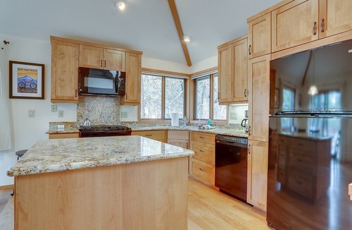 Sunriver House | 7 Cedar - Gorgeous & Peaceful! Hot Tub, A/C, SHARC Passes, Bikes