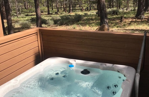 Sunriver House | 7 Cedar - Gorgeous & Peaceful! Hot Tub, A/C, SHARC Passes, Bikes