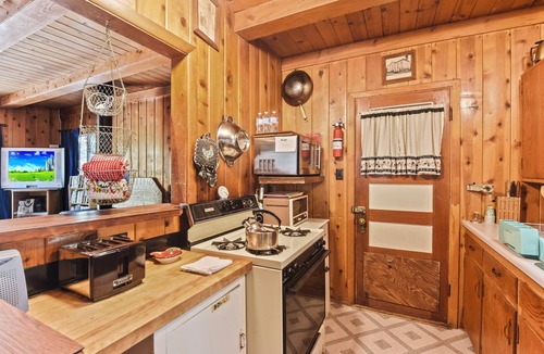 Chamberlands House | 7 minute walk to beach | Chambers Landing Chalet