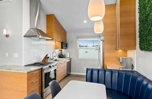 Ocean Beach Apartment | 7BD Family, Event Friendly 5min 2 Beach, Boardwalk