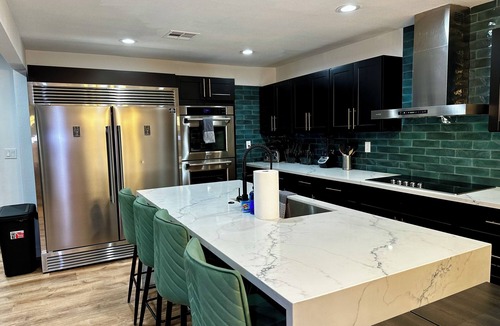 North Las Vegas Bed & Breakfast | 8-bedroom bed & breakfast in welcoming North Las Vegas with WiFi, AC