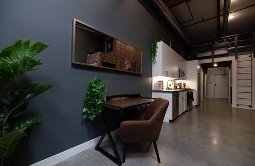 Santa Ana Apartment | ⁂85"TV⁂98 wlkscr⁂6mi>Disney⁂DTSA⁂Food Court⁂w/GYM⁂