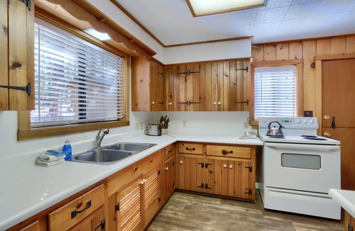 North Wawona Cabin | (9S) Pine Cabin at The Redwoods In Yosemite