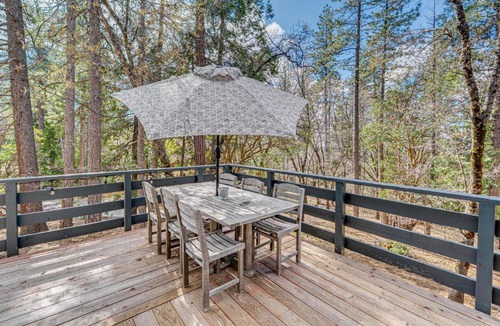 Glencoe House | A-Frame Cabin w/EV Charger, Arcade & Vinyl Lounge
