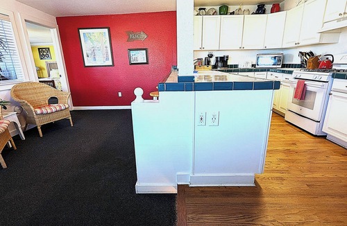 Seaside House | A Loafer’s Paradise LOVED BY GUESTS Cozy, Roomy Steps to the Beach!