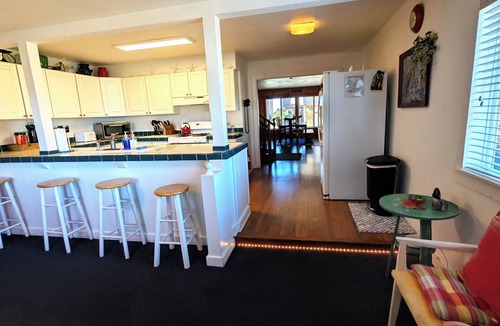 Seaside House | A Loafer’s Paradise LOVED BY GUESTS Cozy, Roomy Steps to the Beach!