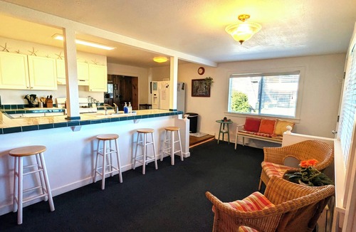 Seaside House | A Loafer’s Paradise LOVED BY GUESTS Cozy, Roomy Steps to the Beach!