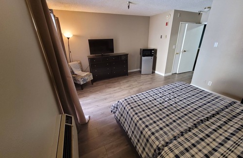 Beverly Hills Hotel | (A17) Lovely Queen Bed Hotel Style