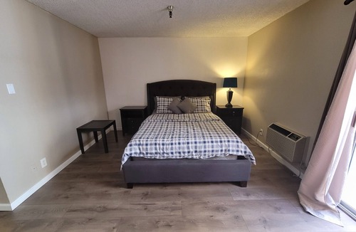 Beverly Hills Hotel | (A17) Lovely Queen Bed Hotel Style