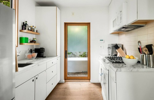 Venice House | Abbot Kinney 2-Story Bungalow w/Sauna and Plunge