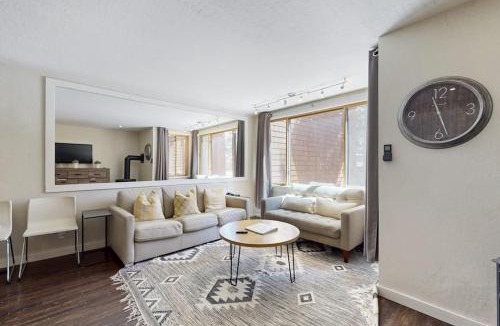 Truckee House | Adorable & stylish ski-in-ski-out condo with fireplace